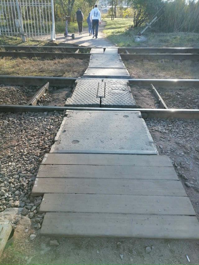 Пешеходные переходы через ж/д в районе платформы Стары...