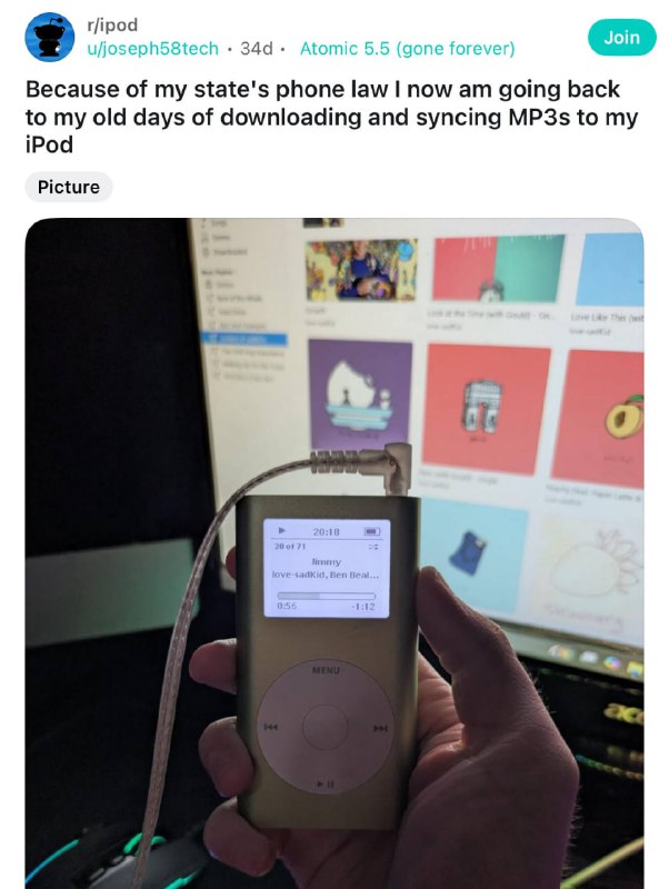 История снова дала оборот: Школьники в США скупают iPod после бана смартфонов в школах. Подростки хо