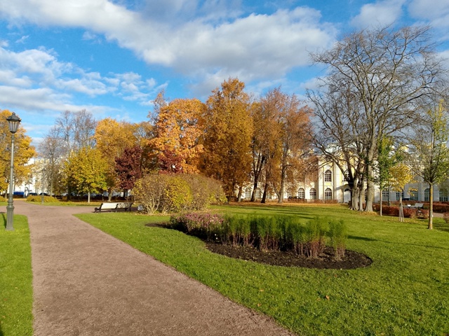 Петергоф в середине октября