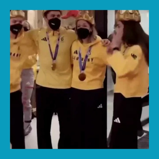 Медали Олимпиады-2026 разваливаются прямо в руках?? Экол?...