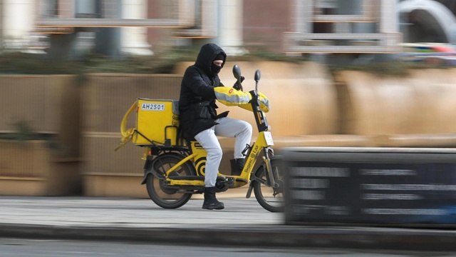 ️Курьерам на электровелосипедах хотят запретить езди...