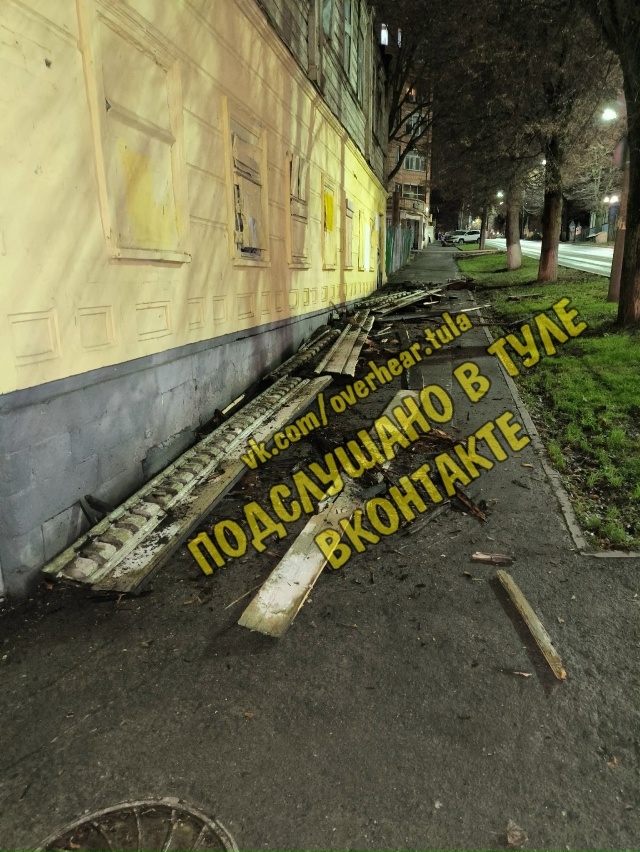 Пушкинская 25.
Аварийное здание, все время что-то от нег...