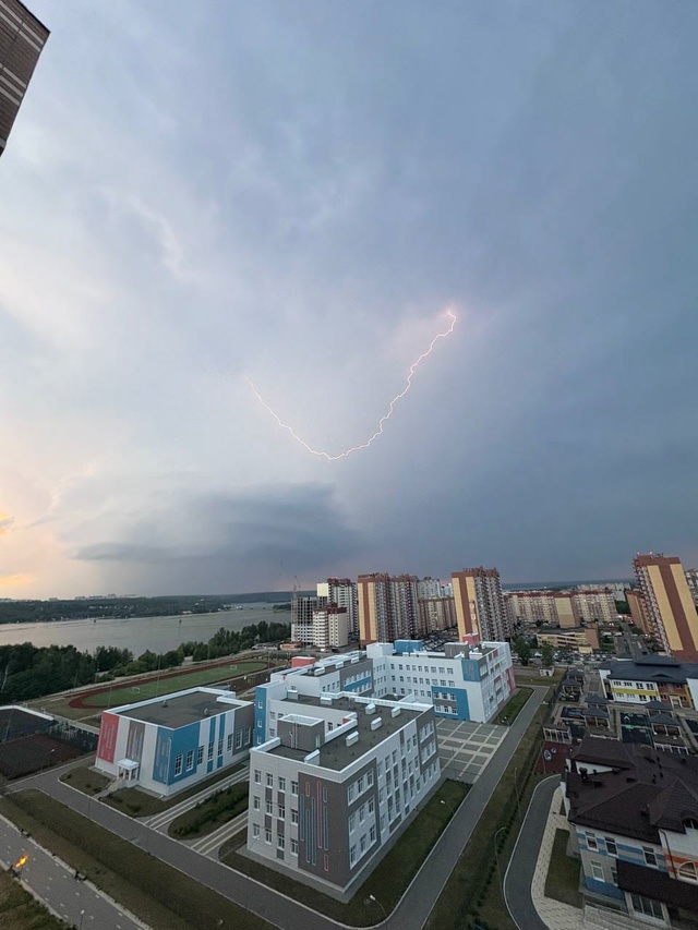⚡На город надвигается гроза. Ух, щас что-то будет⛈️⚡
?...