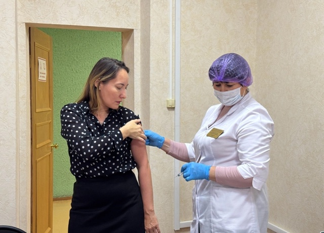 Сотрудники администрации Нефтекамска привились от гр?...