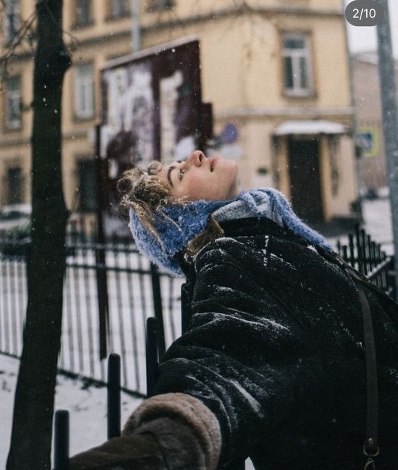 В снегопад мы снова становимся детьми. Ловим снежинки ?...