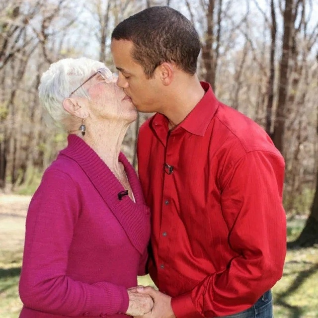 Появляясь на улице с 90-летней Мардж, 30-летний Кайл Джон?...