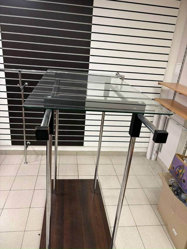 В связи с закрытием магазина распродаю оборудование, в...