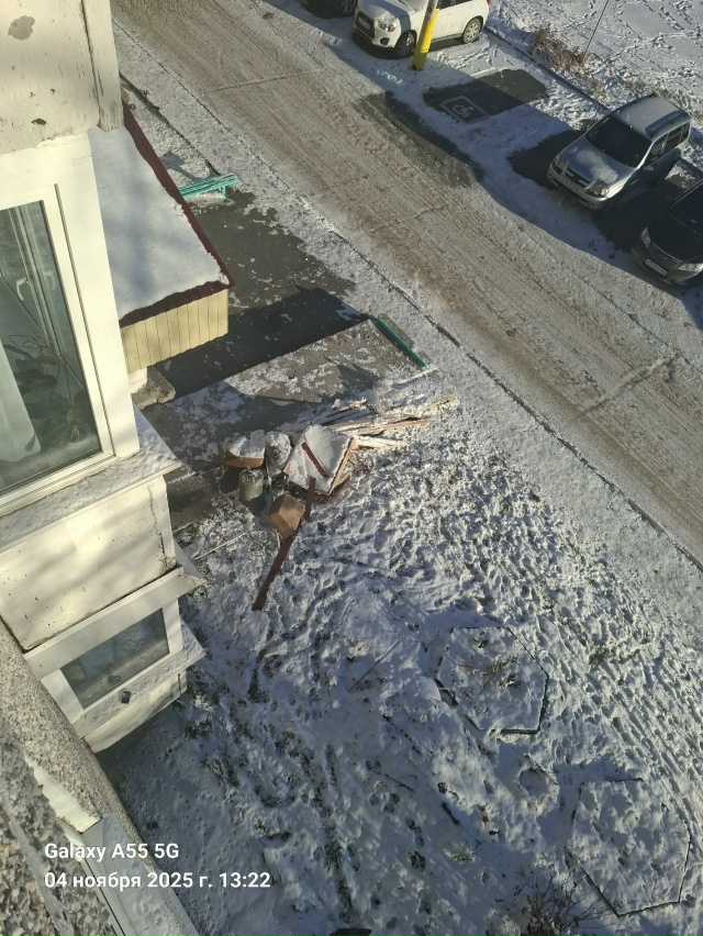 Сколько будет валятся этот мусор.почему не убирается. ?...