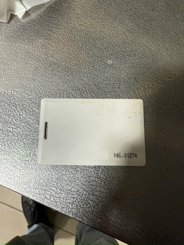 Найден пропуск, обращаться в магазин пятерочка на Лесн...