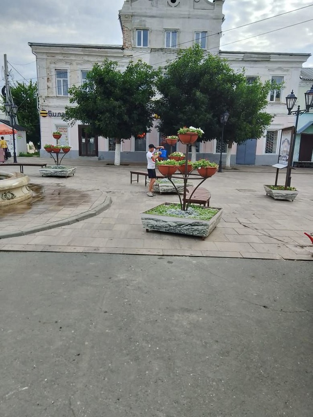 💧 Специалисты благоустройства осуществляют полив в ц...