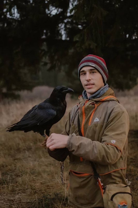 Умер 29-летний Александр Чугайнов — автор канала «Ворон TV» и хозяин известного ворона Гоши
В 2020