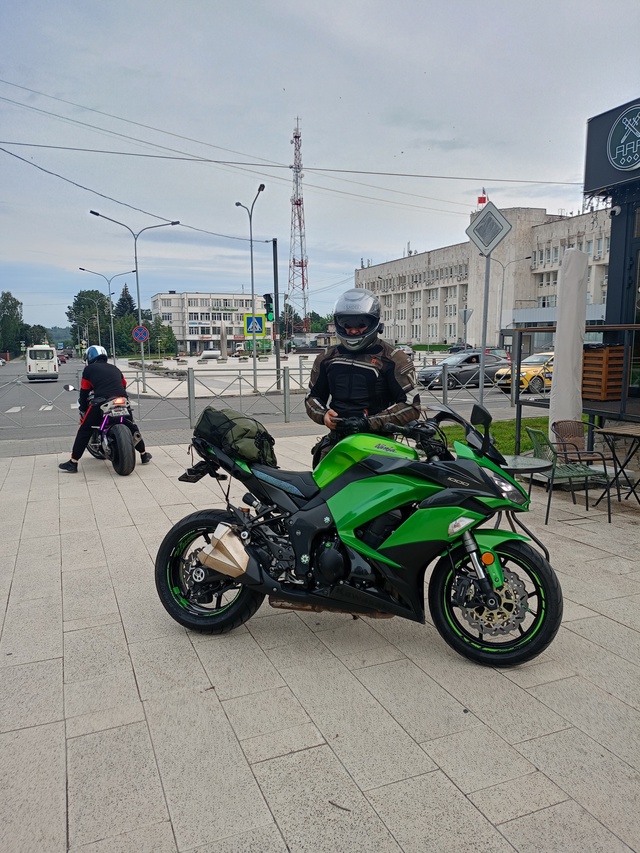 Это вообще нормально заезжать и парковаться мотоцикла...