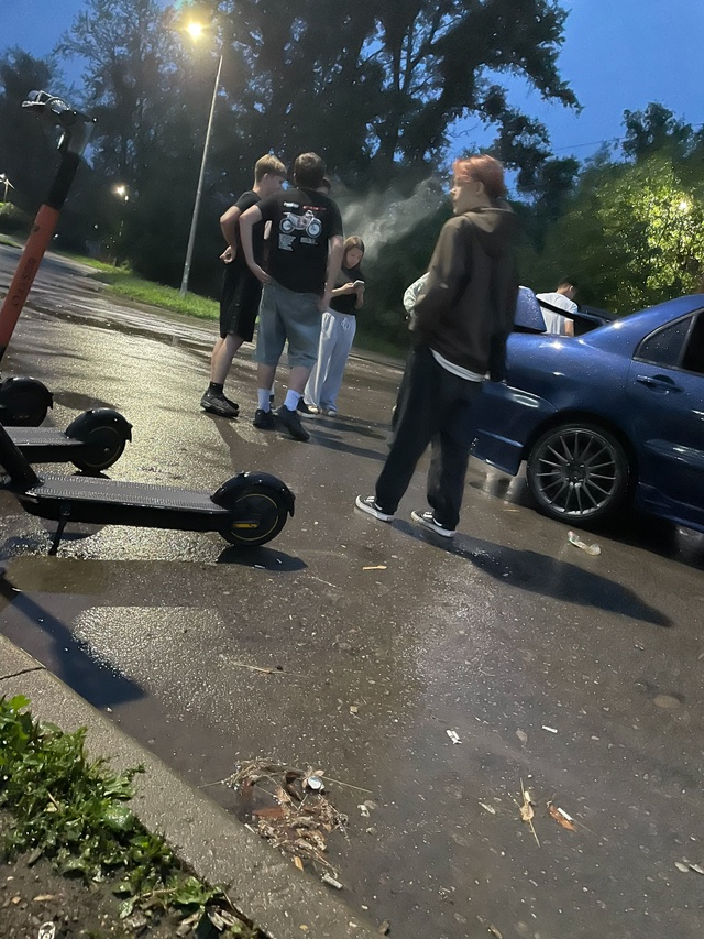 В парке победы ребята слушают музыку на всю горомкость...