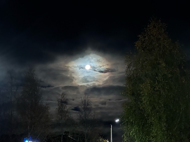 Красивая луна сегодня)