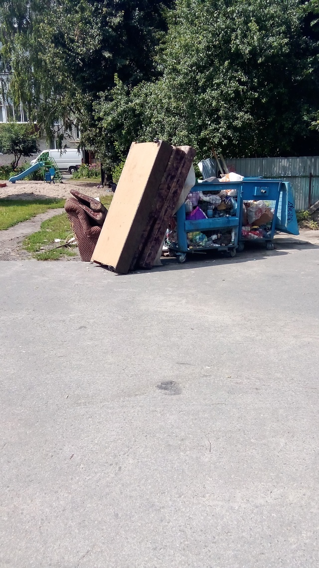 На зло либо делают? Я раз в неделю пакет из под Пятёрочк...