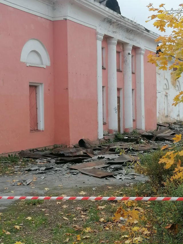 Разбирают крышу. Ремонтируют? Или сносят?..