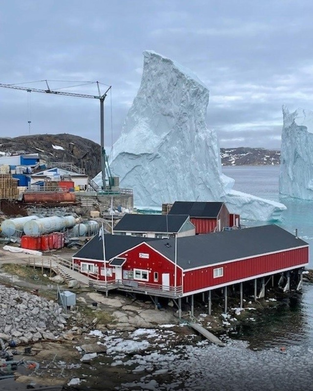К берегу деревни Иннаарсуит в Гренландии прибило айсб?...
