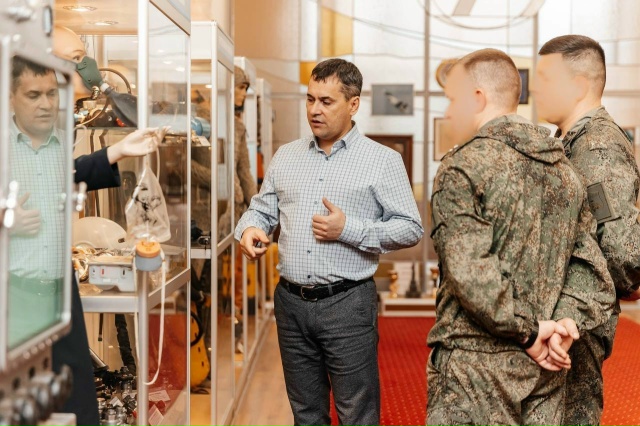 На заводе «Респиратор» побывали особенные гости. Пред?...