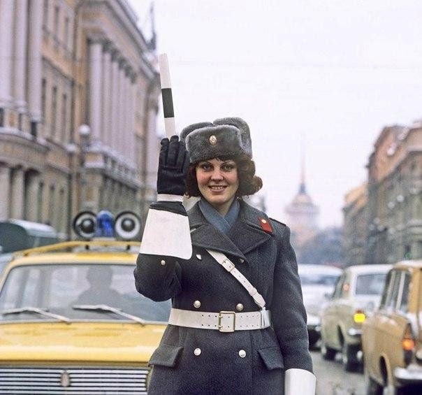 Дeвушка-инспектор ДПС на Невском проспекте в Ленинград...