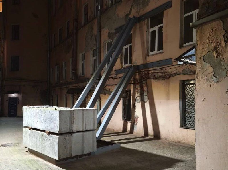 В Питере дом подпёрли деревянными балками, чтобы он не рухнул.
Здание признали аварийным, но капит