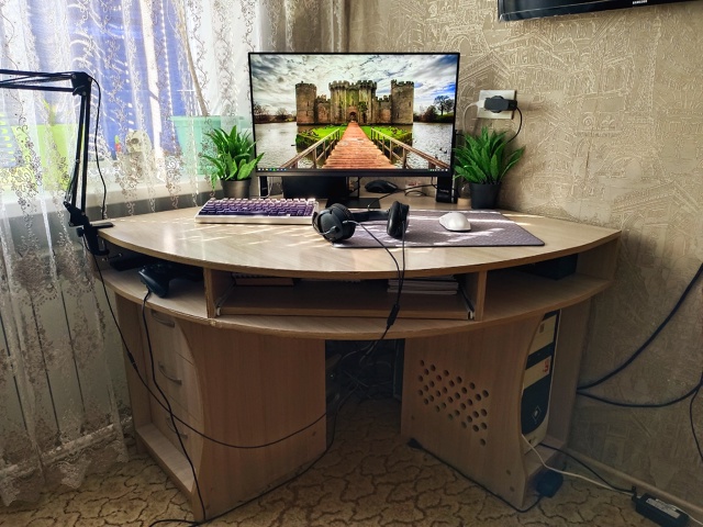 Продам угловой компьютерный стол 90х90х75. Цена 1500 руб. Вс...