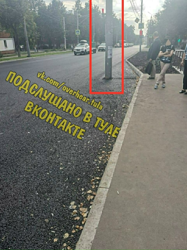 Столб посреди кармана общественного транспорта на ост...