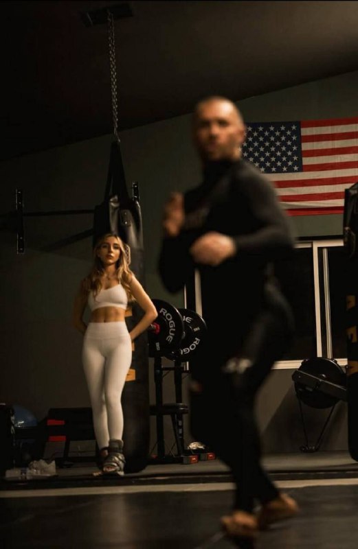 Дуров уже терся возле Макгрегора, когда тот напрыгивал на Хабиби по поводу подарков.
Юлька спалила