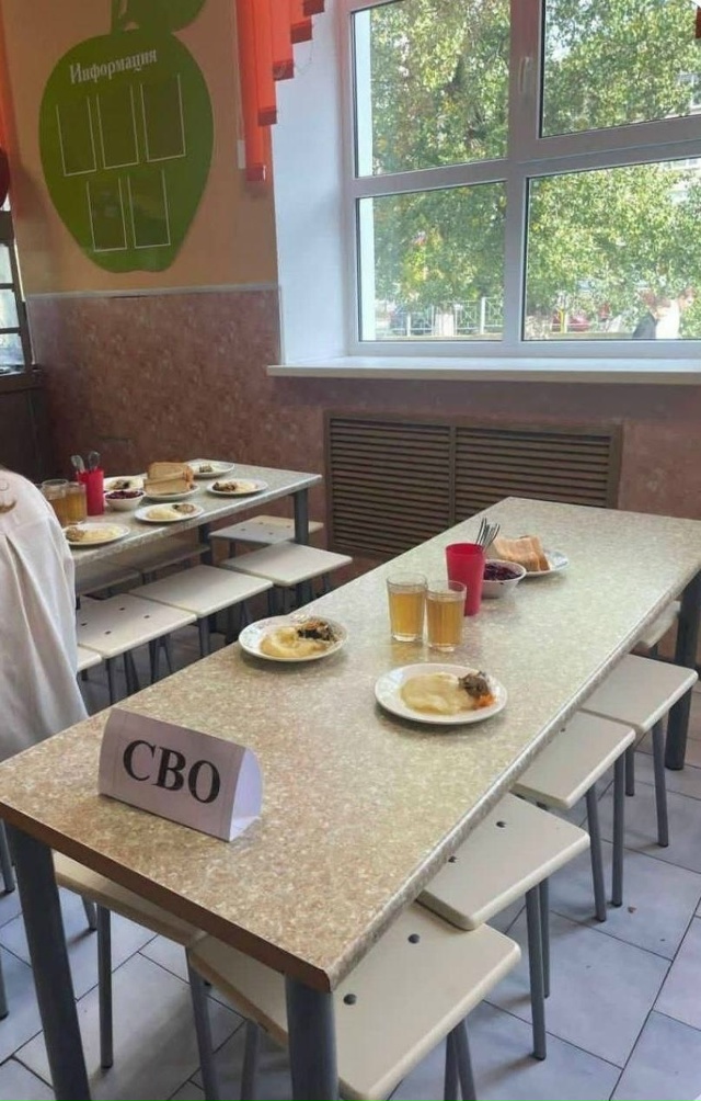 В школьной столовой Азова (Ростовская область) столы д?...