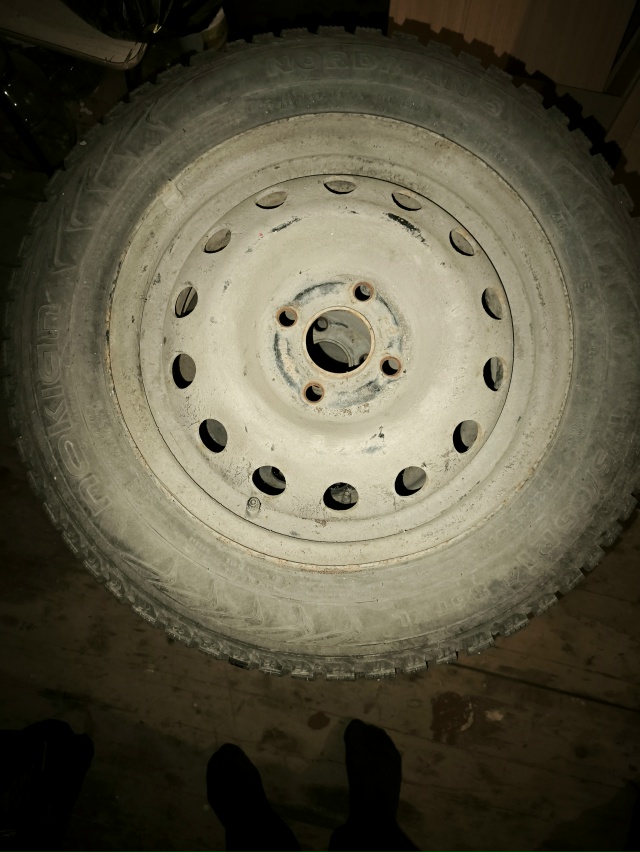 Продам 14-ю резину с дисками. Стояла на ланосе. 89228091811