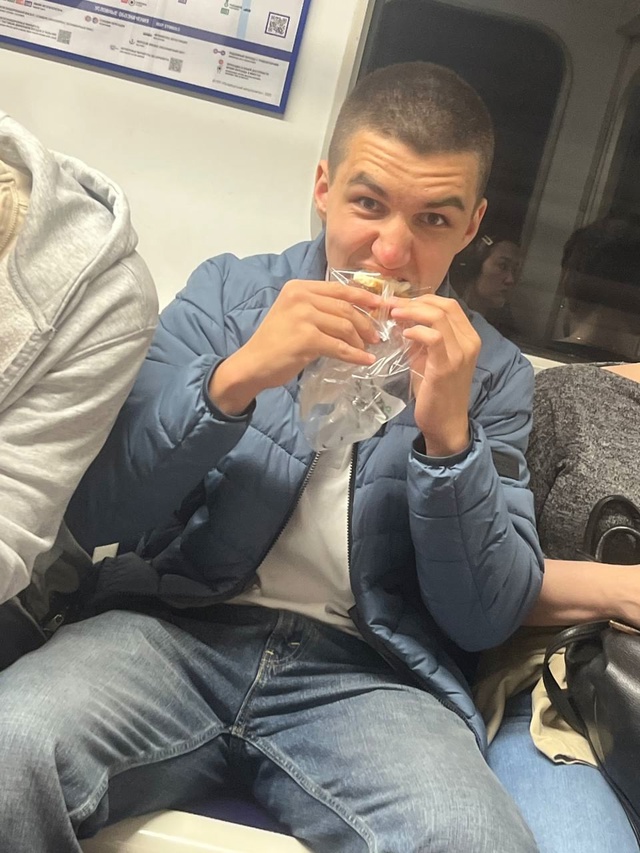 Мальчик ,евивший пиццу и строивший нам рожи с подругой ...