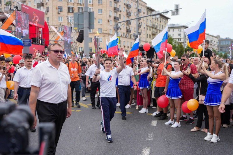 Олимпийский мишка, эстафета олимпийского огня и массовая зарядка — это вайбы вчерашнего вечера на Са