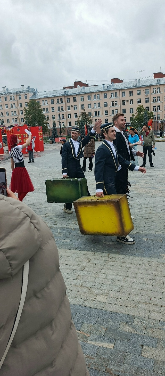 🎭 Фестиваль уличных театров «Флюгер» на эспланаде.
И...
