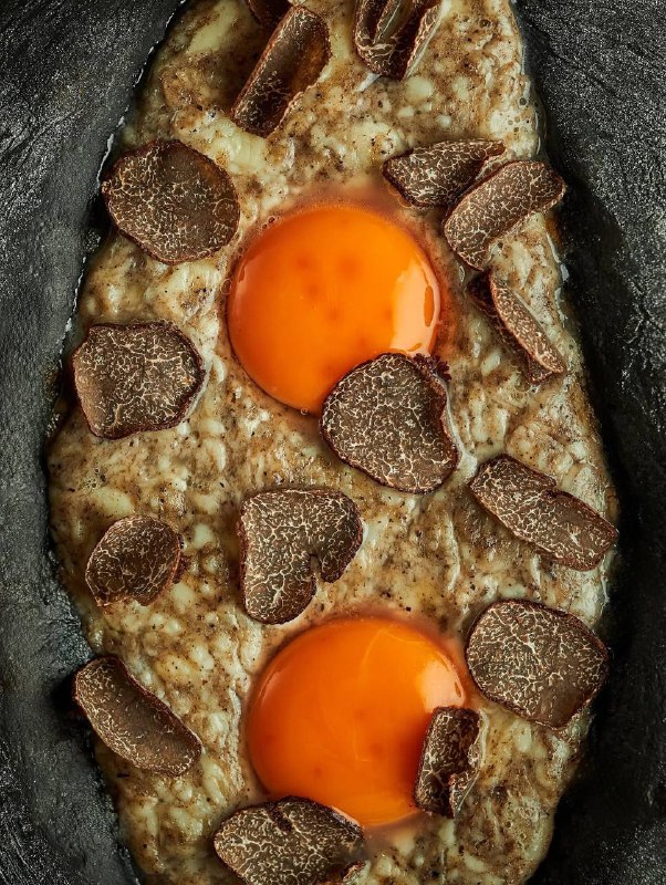 Лол, в ресторане «Казбек» представили чёрный хачапури с трюфелем.
Лодочка наполнена до краёв имерет