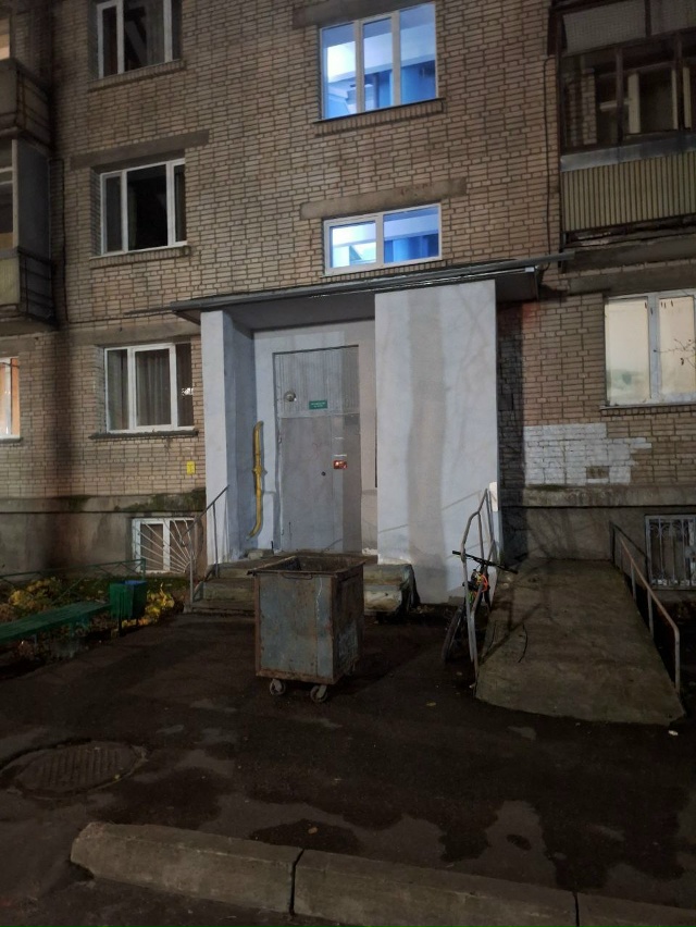 Как стояли грязные дырявые мусорные баки у домов, прям?...