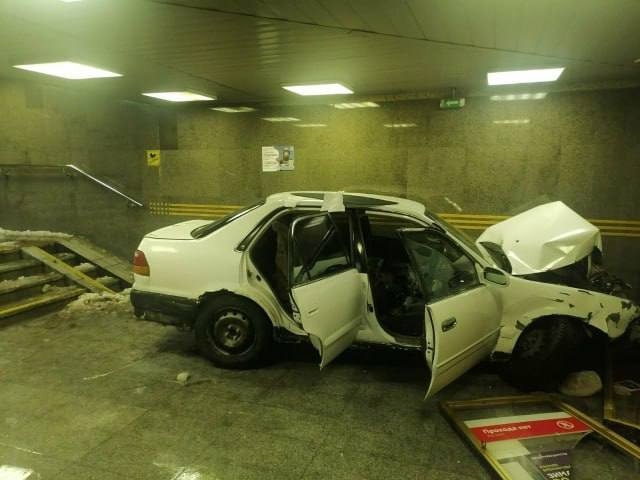 Новости из Новосибирского метро.
Легковушка влетела ?...