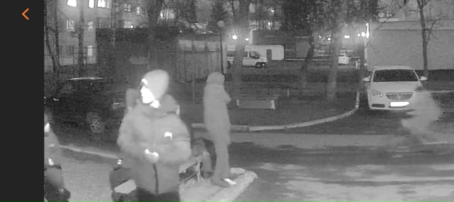 Вот эти мальчишки, девчёнки светят в окна лазером, прир...