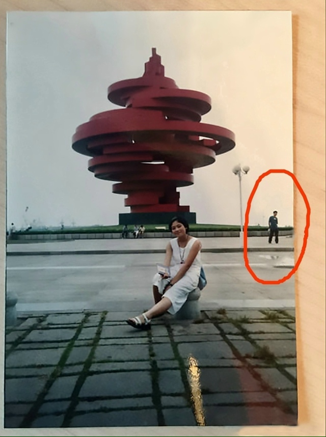 Мужчина случайно обнаружил старую фотографию своей же...