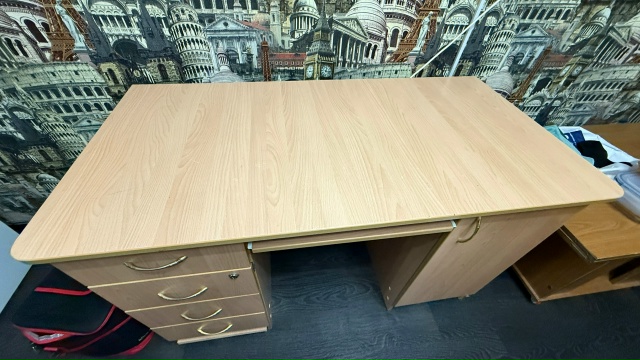 Продается Вместительный Компьютерный / Письменный Сто...