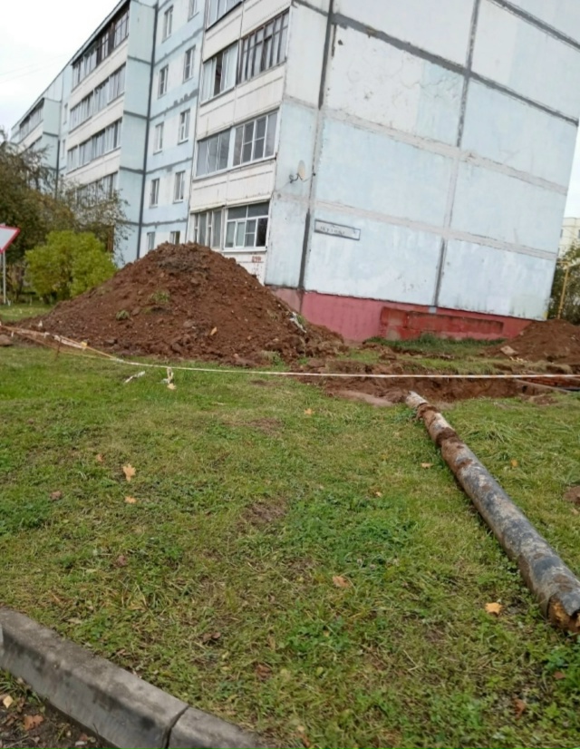 На улице Кузина д. 7 уже как два месяца вот такой бардак....