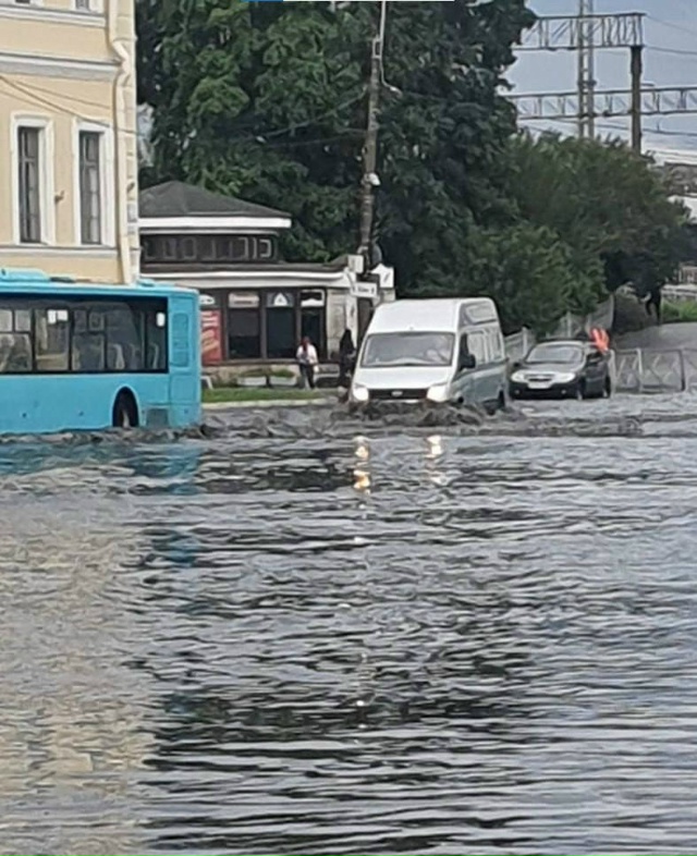 Вчера Ломоносов и Петергоф приняли на себя удар стихии...