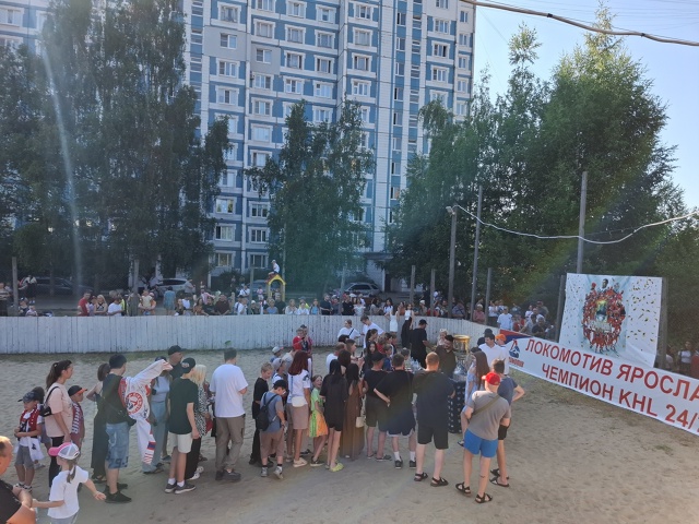 Вот такая толпа людей вчера в Брагино на Ленинградском...