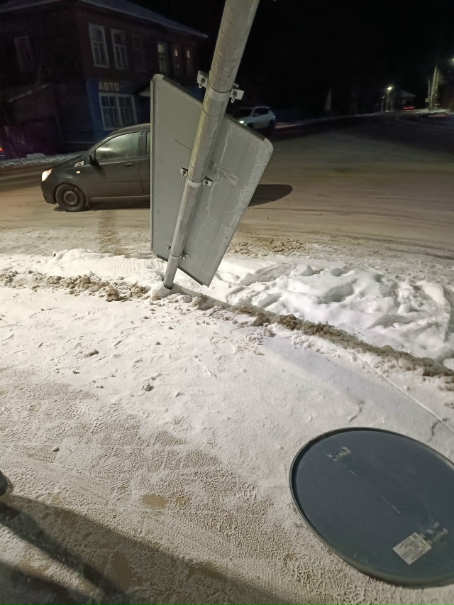 Сбит знак рядом с жд клубом