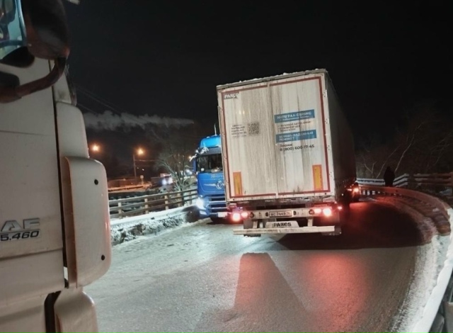 ДТΠ c фуpaми зaблoкиpoвaлo движeниe нa улицe Πeтухoвa в Ηoвocиби...