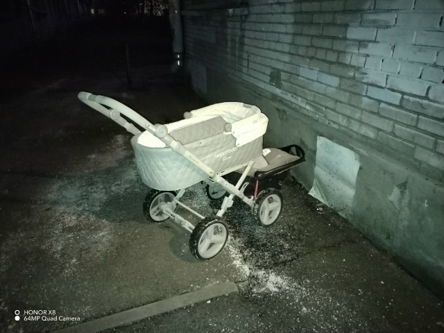 Коляска с автолюлькой на Разводной 31, подъезд 1