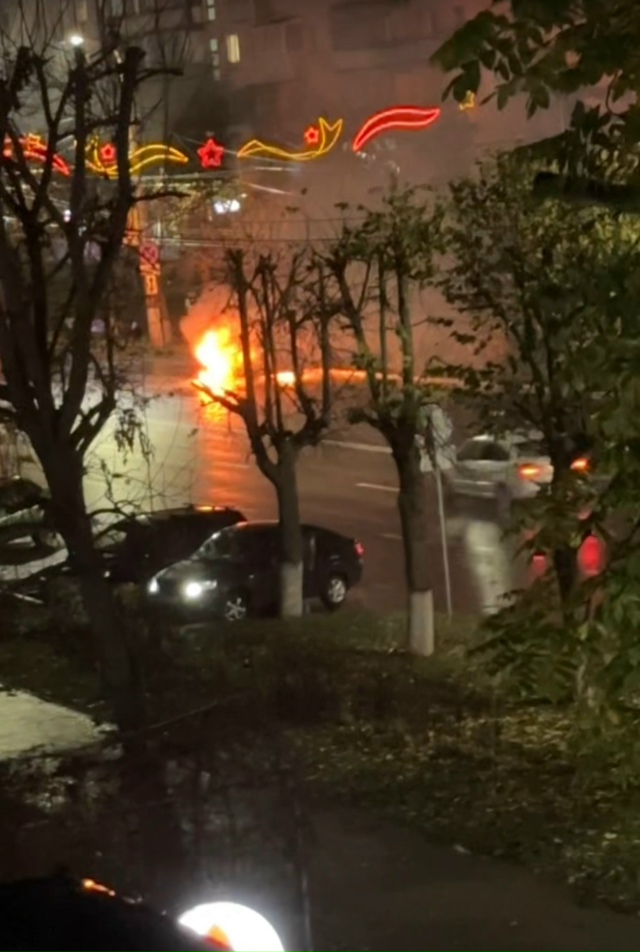 На проспекте Ленина тачка горит 🧯