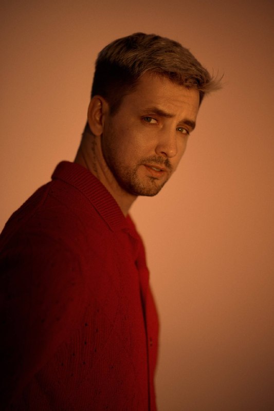 Когда мама купила новые шмотки
Это я пытаюсь быть типо модным, красивым 😅
Ору 🤣