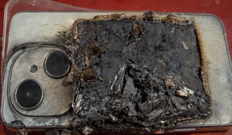 В Бразилии взрыв батареи телефона спас мужика от нападения собаки.
Механик шёл в гараж, когда к нем