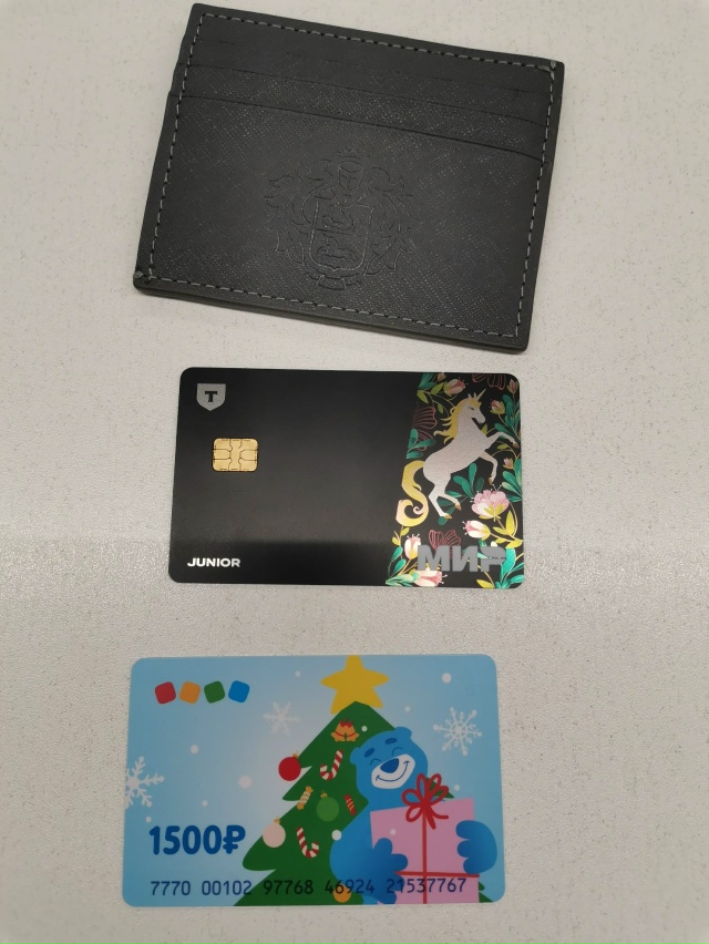 В магазине Детский мир был найден картхолдер с картами...