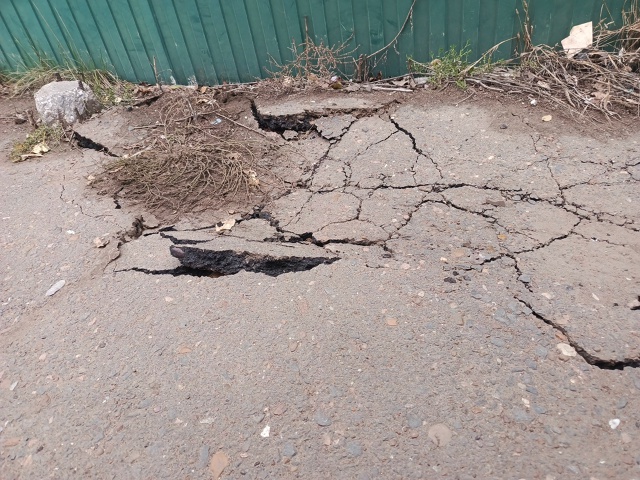 На против азс танефть бензовоз проломил тратуар.пешех?...