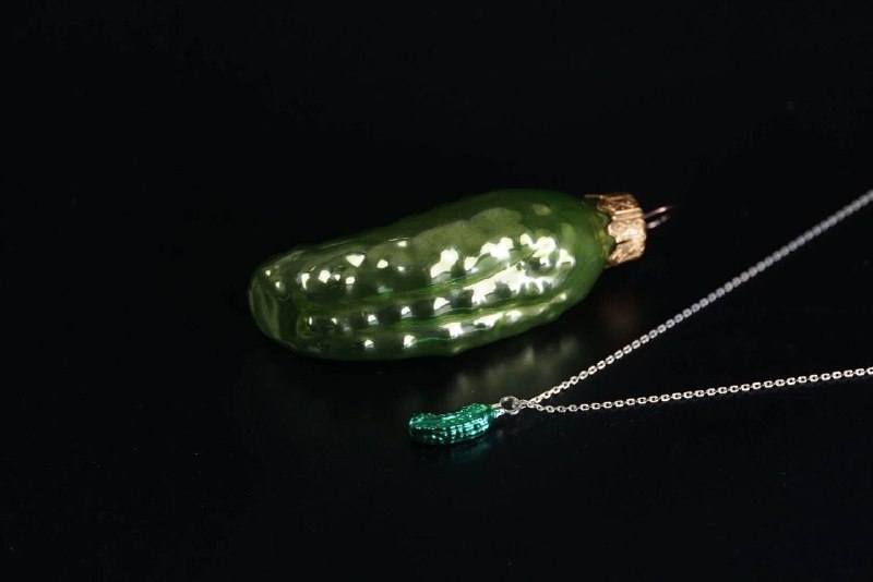 Прикол: дизайнер Snap Kate выпустила кулон в виде главной закуски новогоднего стола — маринованного